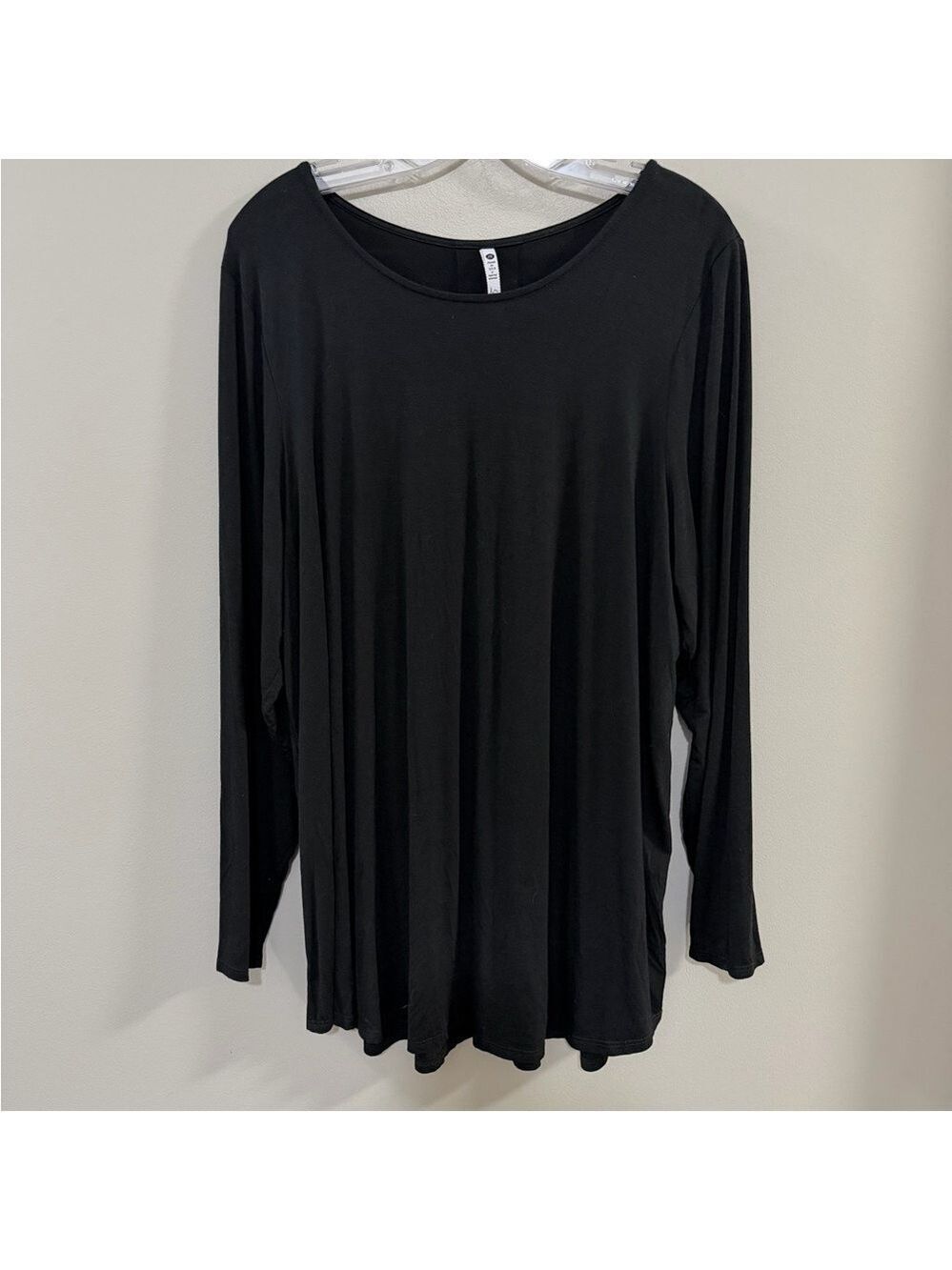Women's Leo & Nicole Classic Black Long Sleeve Top. Size 1X